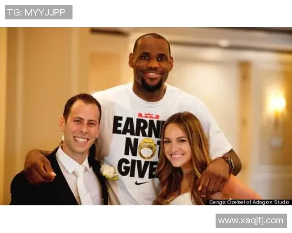 珍妮与足球明星亲密合影展现青春活力与运动魅力